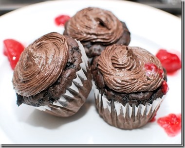 Peanut-Butter-Strawberry-Kissed-Cupcakes4_thumb